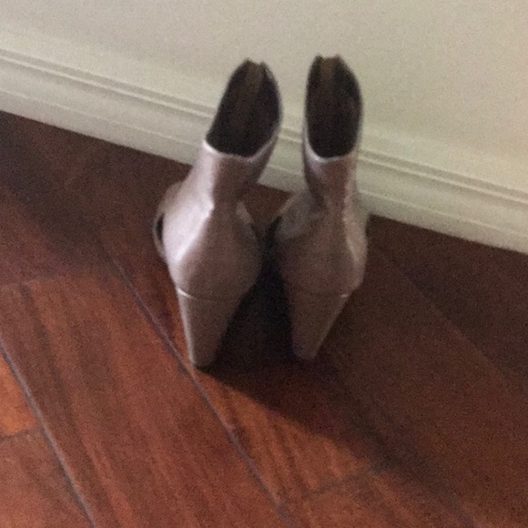 Women’s bootie shoes camel color leather with 3inch heel - Picture 3 of 4